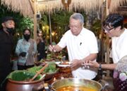 Benyamin Cicipi Cita rasa Warung Kondre Milik Andre Taulany