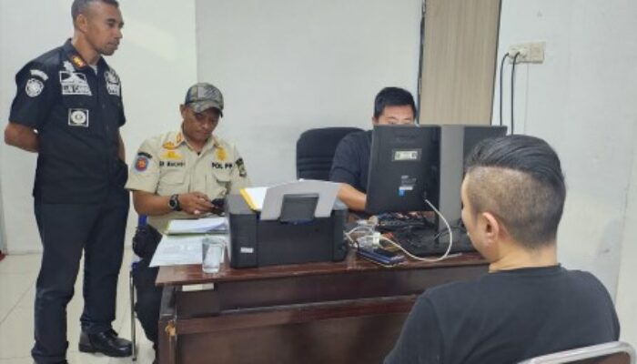 Satpol PP Amankan 90 Botol Miras Yang Dijual Daring