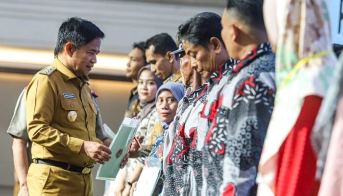 Komitmen Percepatan Reforma Agraria, Pemprov Sumut Serahkan Sertifikat Tanah Ke Masyarakat