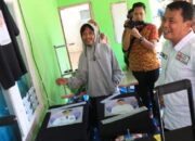 Sekda Moch Maesyal Rasyid Serahkan Bantuan Ekonomi Di Cikasungka