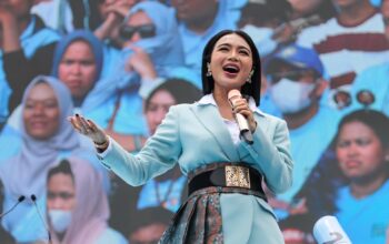 Antusias-Pendukung-di-Kampanye-Akbar-Prabowo-Gibran-9