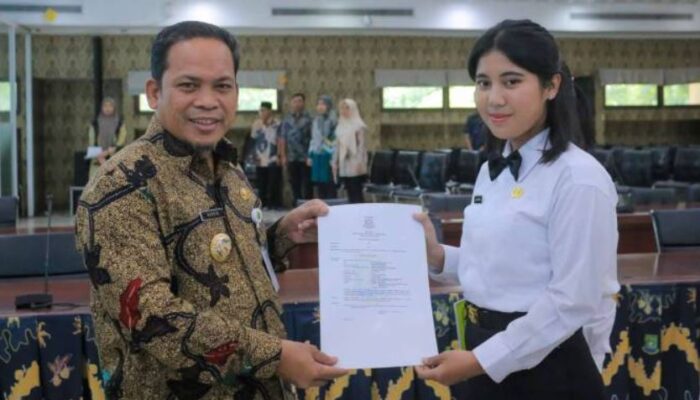 Pj Wali Kota Nurdin Serahkan SK Kenaikan Pangkat Secara Simbolis