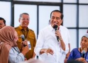 Wali Kota Tangerang Selatan Benyamin Davnie Dampingi Presiden RI Bagikan Bantuan Pangan di Tandon Ciater