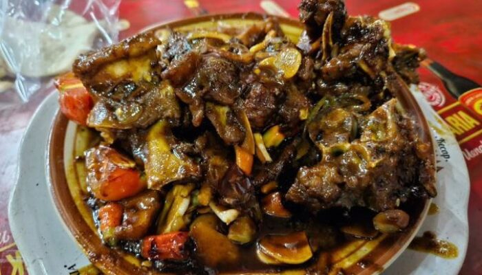 Warung Tengkleng Kambing Pak Manto: Menggoda Lidah Pecinta Sate Kambing di Solo Sejak 1990