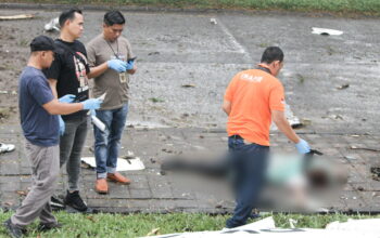 Pesawat-Jatuh-di-Tangsel-Tiga-Korban-Jiwa-Dievakuasi-10