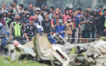 Pesawat-Jatuh-di-Tangsel-Tiga-Korban-Jiwa-Dievakuasi-2