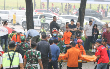Pesawat-Jatuh-di-Tangsel-Tiga-Korban-Jiwa-Dievakuasi-5