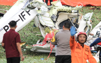 Pesawat-Jatuh-di-Tangsel-Tiga-Korban-Jiwa-Dievakuasi-7