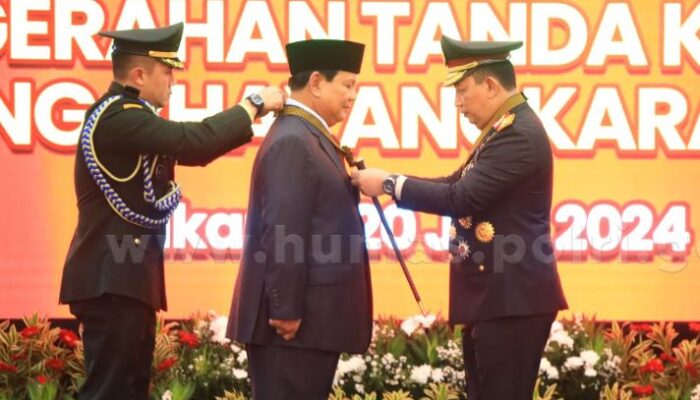 Menhan Prabowo Subianto Terima Bintang Bhayangkara Utama di Mabes Polri