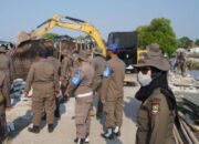 Satpol PP Kabupaten Tangerang Tertibkan Ratusan Bangunan Liar di Sempadan Sungai Jiban