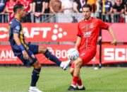 Almere vs Twente: Thom Haye lawan Mees Hilgers, Calon Bek Timnas Indonesia