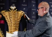 Barang Bersejarah Michael Jackson akan Dilelang, Dua Jaket Ikonik dan Lirik Tulis Tangan