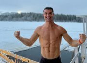 Cristiano Ronaldo Nikmati Liburan Natal di Lapland, Finlandia: Bertelanjang Dada dan Berenang di Kolam Dingin