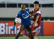 Persis vs Persib: Sutanto Tan kartu Merah, Gol Tunggal Persib Gusur Persebaya di Puncak Klasemen BRI Liga 1 2024/2025