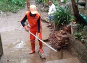 Banjir Jakarta: PPSU Dikerahkan Bersihkan Genangan Lumpur dan Sampah di Pejaten Timur, Jakarta Selatan