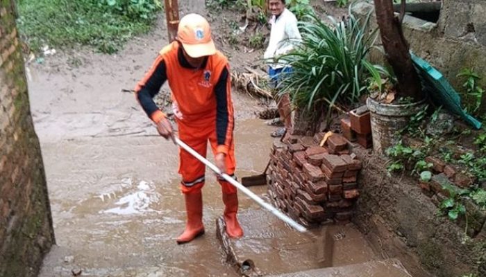 Banjir Jakarta: PPSU Dikerahkan Bersihkan Genangan Lumpur dan Sampah di Pejaten Timur, Jakarta Selatan