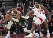 Giannis Antetokounmpo Cedera Jari, Tetap Tampil Sempurna dengan Triple-Double dalam Kemenangan atas Toronto Raptors