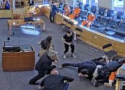3 Orang Menyerbu Terdakwa, Ruang Sidang New Mexico Jadi Arena Perkelahian
