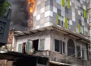 Kebakaran Hebat Landa Hotel Di Glodok Jakarta, 100 Petugas Dikerahkan