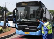 Transjakarta Tempatkan Petugas di Perlintasan Kereta Api untuk Jamin Keamanan Pelanggan