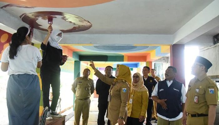Iin Mutmainnah Tinjau Mural ‘Lorong Waktu’ untuk Meningkatkan Pelayanan Publik