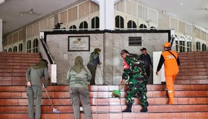 Satpol PP Jakarta Pusat Gelar Bersih-Bersih Masjid Sambut Idulfitri