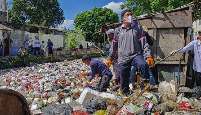 Bersihkan Sampah di Kabupaten Tangerang, Moch. Maesyal Rasyid Terjun Langsung di Sungai Golden, Anak Sungai Cisadane