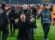 Kalah di Piala Turki, Jose Mourinho Cubit Hidung Pelatih Okan Buruk di Laga Fenerbahce vs Galatasaray