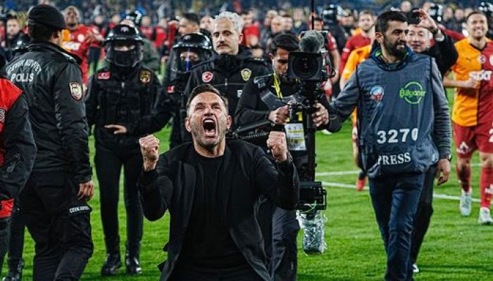 Kalah di Piala Turki, Jose Mourinho Cubit Hidung Pelatih Okan Buruk di Laga Fenerbahce vs Galatasaray