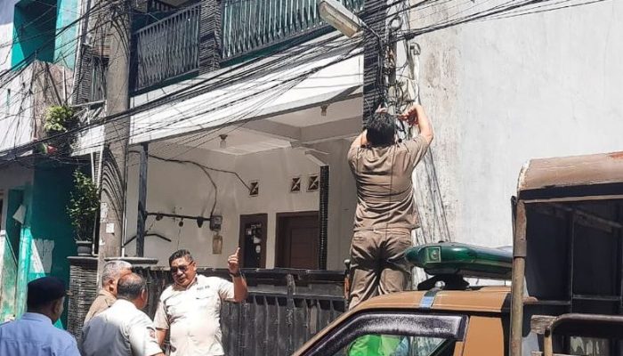 Satpol PP Tertibkan Jaringan Internet Ilegal di Tiang PJU Kota Tangerang
