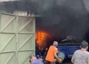 Sigap! BPBD Kota Tangerang Padamkan Kebakaran Gudang Suku Cadang di Larangan