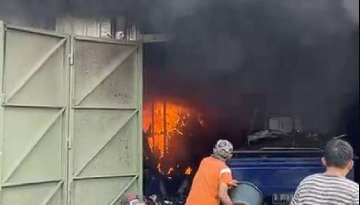 Sigap! BPBD Kota Tangerang Padamkan Kebakaran Gudang Suku Cadang di Larangan