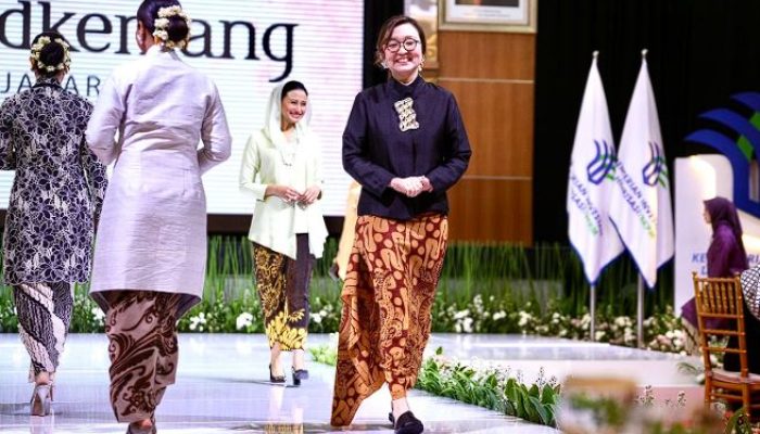 Woman in Kebaya: Semangat Kartini dan Ekonomi Kreatif Bersatu di Fashion Show Inspiratif