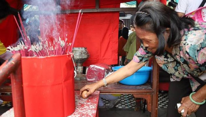 Peh Cun 2025: Ribuan Warga Serbu Sungai Cisadane, Tangkap Bebek hingga Dirikan Telur!