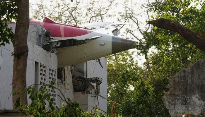 Hanya Satu Selamat! Pesawat Air India Jatuh di Permukiman, 241 Tewas