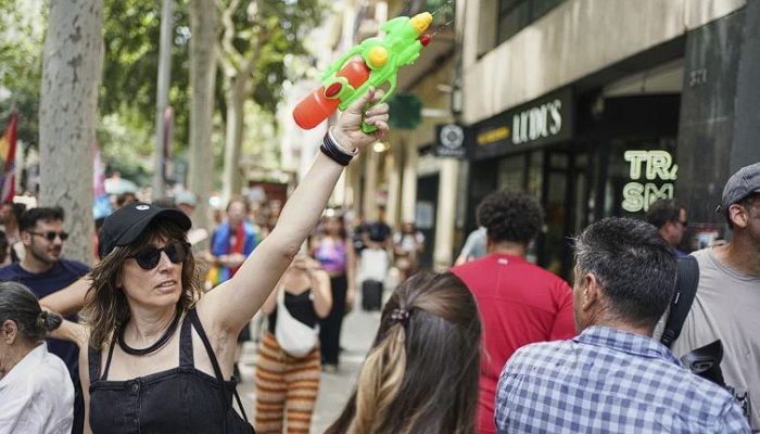 Wisatawan Meningkat, Turis Disemprot Pakai Pistol Air di Barcelona dan Mallorca