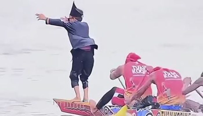 Anak 11 Tahun Ini Jadi Viral karena Menari di Atas Perahu, Tradisi Pacu Jalur: Dunia Kagum dengan ‘Aura Farming’ dari Riau!