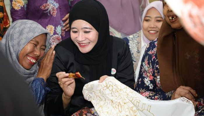 Batik Sambil Berselawat: Tradisi Sakral di Balik Kain Mewah Rifaiyah Batang