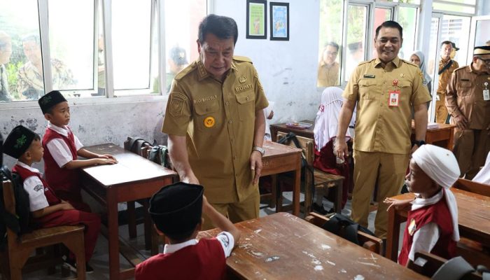 Bupati Tangerang Tinjau Hari Pertama Sekolah, Umumkan Sekolah Swasta SD-SMP Kini Gratis!