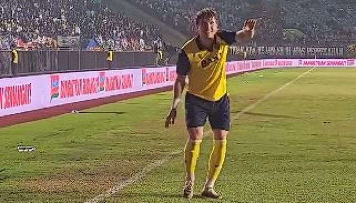 Dibantai 4-0! Arema Tumbang, Ole Romeny Cedera, Wasit Disorot di Laga Panas vs Oxford