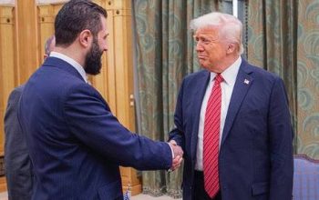 Donald Trump Cabut Sanksi Suriah: Langkah Berani yang Mengubah Politik Timur Tengah