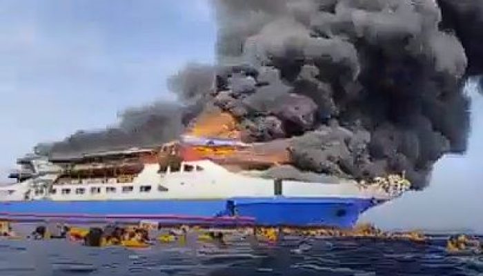 KM Barcelona 5 Terbakar di Laut Sulawesi:  Penumpang Lompat ke Laut, Evakuasi Dramatis!