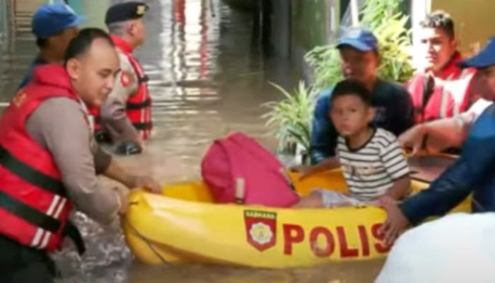 Kali Ciliwung Meluap! Ratusan Warga Jakarta Timur Dievakuasi, Banjir Capai 1,8 Meter