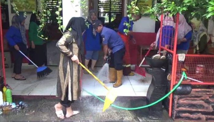 Lumpur Banjir Rendam SDN Kunciran 9, Damkar Turun Tangan!