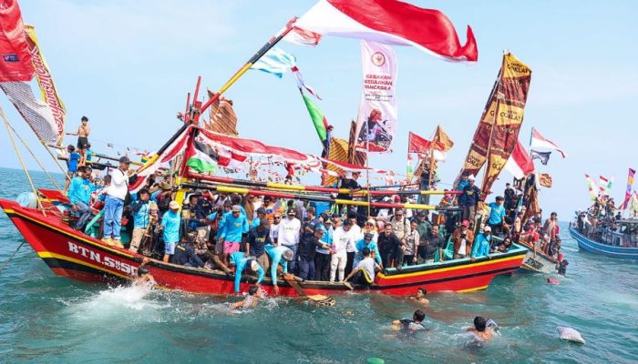 Ruwat Laut Carita Heboh! 500 Perahu Meriahkan Tradisi, Gubernur Andra Soni Turun Langsung ke Laut