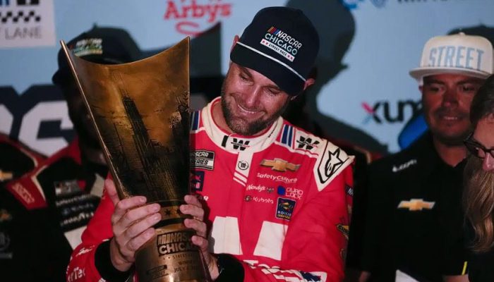 Van Gisbergen Guncang NASCAR Chicago 2025: Dua Kemenangan, Sejarah Terukir!
