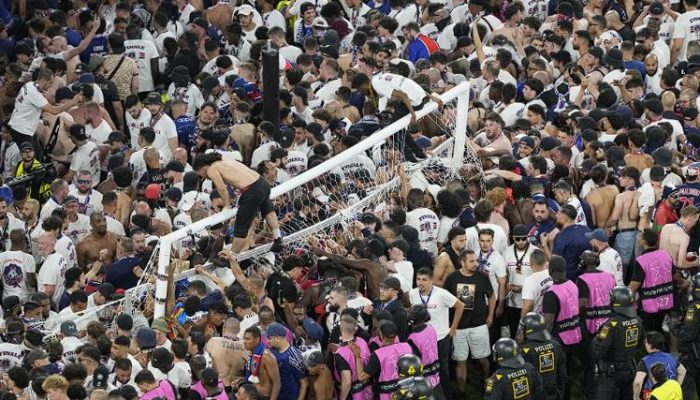 Juara Liga Champions PSG Didenda €150.000 karena Suporter Rusuh & Spanduk “Mafia UEFA”!
