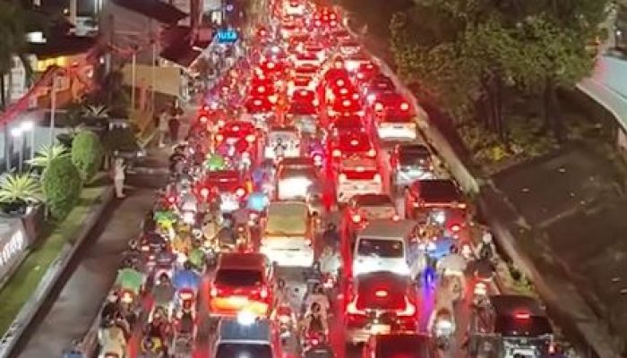 Macet Parah di TB Simatupang, Gubernur Pramono Perintahkan Proyek Galian Rampung November!