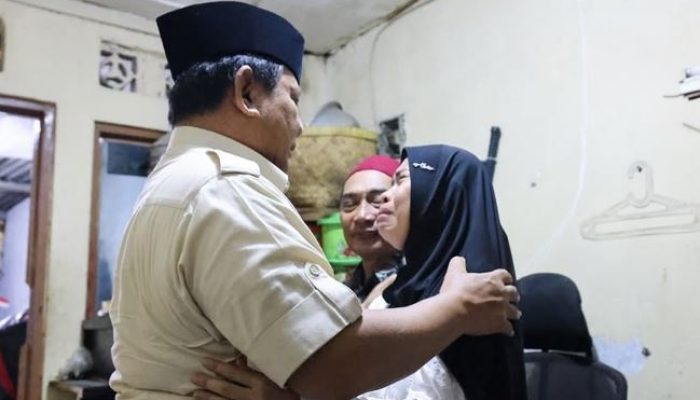 Momen Haru: Presiden Prabowo Peluk Orang Tua Ojol Affan Kurniawan yang Meninggal