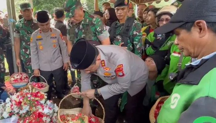 Ojol Tewas Tertabrak Rantis Brimob, Kapolda Metro Irjen Asep Edi Suheri Hadir di Pemakaman dan Janji Usut Tuntas